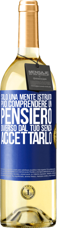 29,95 € Spedizione Gratuita | Vino bianco Edizione WHITE Solo una mente istruita può comprendere un pensiero diverso dal tuo senza accettarlo Etichetta Blu. Etichetta personalizzabile Vino giovane Raccogliere 2024 Verdejo