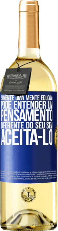 29,95 € Envio grátis | Vinho branco Edição WHITE Somente uma mente educada pode entender um pensamento diferente do seu sem aceitá-lo Etiqueta Azul. Etiqueta personalizável Vinho jovem Colheita 2024 Verdejo