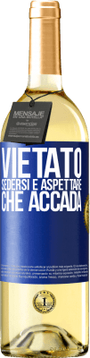 29,95 € Spedizione Gratuita | Vino bianco Edizione WHITE Vietato sedersi e aspettare che accada Etichetta Blu. Etichetta personalizzabile Vino giovane Raccogliere 2024 Verdejo