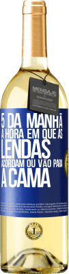 29,95 € Envio grátis | Vinho branco Edição WHITE 5 da manhã A hora em que as lendas acordam ou vão para a cama Etiqueta Azul. Etiqueta personalizável Vinho jovem Colheita 2023 Verdejo