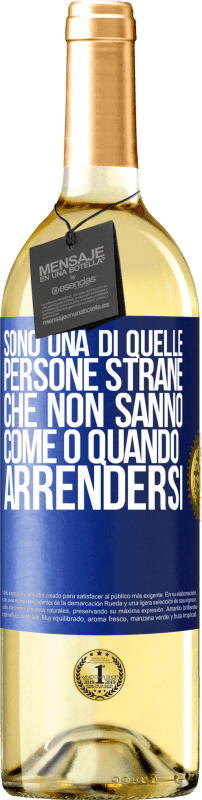 29,95 € Spedizione Gratuita | Vino bianco Edizione WHITE Sono una di quelle persone strane che non sanno come o quando arrendersi Etichetta Blu. Etichetta personalizzabile Vino giovane Raccogliere 2024 Verdejo