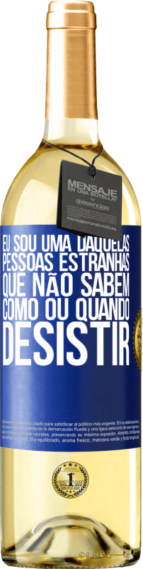 29,95 € Envio grátis | Vinho branco Edição WHITE Eu sou uma daquelas pessoas estranhas que não sabem como ou quando desistir Etiqueta Azul. Etiqueta personalizável Vinho jovem Colheita 2024 Verdejo