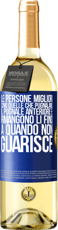 29,95 € Spedizione Gratuita | Vino bianco Edizione WHITE Le persone migliori sono quelle che pugnalano il pugnale anteriore e rimangono lì fino a quando non guarisce Etichetta Blu. Etichetta personalizzabile Vino giovane Raccogliere 2024 Verdejo