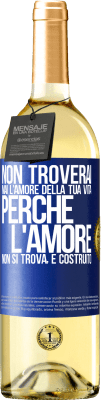 29,95 € Spedizione Gratuita | Vino bianco Edizione WHITE Non troverai mai l'amore della tua vita. Perché l'amore non si trova, è costruito Etichetta Blu. Etichetta personalizzabile Vino giovane Raccogliere 2023 Verdejo