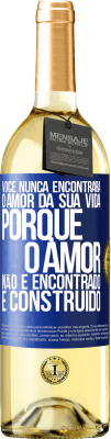 29,95 € Envio grátis | Vinho branco Edição WHITE Você nunca encontrará o amor da sua vida. Porque o amor não é encontrado, é construído Etiqueta Azul. Etiqueta personalizável Vinho jovem Colheita 2023 Verdejo