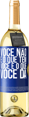 29,95 € Envio grátis | Vinho branco Edição WHITE Você não é o que tem. Você é o que você dá Etiqueta Azul. Etiqueta personalizável Vinho jovem Colheita 2024 Verdejo