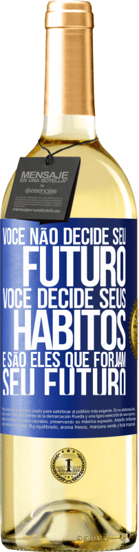 29,95 € Envio grátis | Vinho branco Edição WHITE Você não decide seu futuro. Você decide seus hábitos, e são eles que forjam seu futuro Etiqueta Azul. Etiqueta personalizável Vinho jovem Colheita 2024 Verdejo