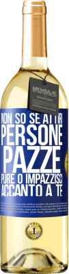 29,95 € Spedizione Gratuita | Vino bianco Edizione WHITE Non so se attiri persone pazze pure o impazzisci accanto a te Etichetta Blu. Etichetta personalizzabile Vino giovane Raccogliere 2023 Verdejo