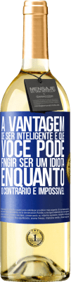 29,95 € Envio grátis | Vinho branco Edição WHITE A vantagem de ser inteligente é que você pode fingir ser um idiota, enquanto o contrário é impossível Etiqueta Azul. Etiqueta personalizável Vinho jovem Colheita 2023 Verdejo