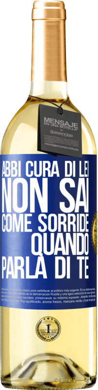 29,95 € Spedizione Gratuita | Vino bianco Edizione WHITE Abbi cura di lei. Non sai come sorride quando parla di te Etichetta Blu. Etichetta personalizzabile Vino giovane Raccogliere 2024 Verdejo