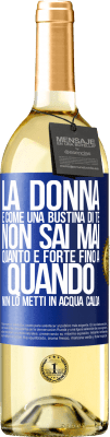 29,95 € Spedizione Gratuita | Vino bianco Edizione WHITE La donna è come una bustina di tè. Non sai mai quanto è forte fino a quando non lo metti in acqua calda Etichetta Blu. Etichetta personalizzabile Vino giovane Raccogliere 2023 Verdejo