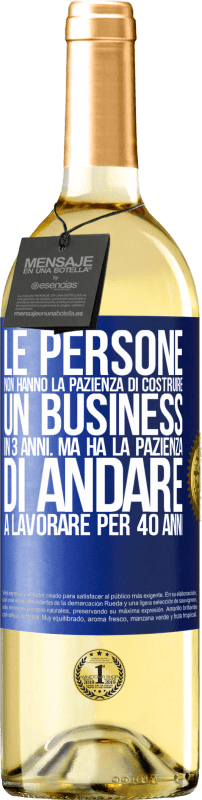 29,95 € Spedizione Gratuita | Vino bianco Edizione WHITE Le persone non hanno la pazienza di costruire un business in 3 anni. Ma ha la pazienza di andare a lavorare per 40 anni Etichetta Blu. Etichetta personalizzabile Vino giovane Raccogliere 2024 Verdejo