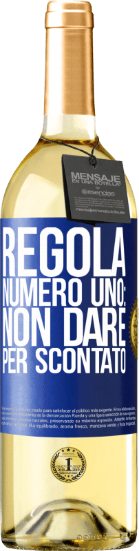 29,95 € Spedizione Gratuita | Vino bianco Edizione WHITE Regola numero uno: non dare per scontato Etichetta Blu. Etichetta personalizzabile Vino giovane Raccogliere 2024 Verdejo