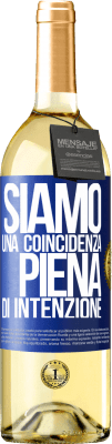 29,95 € Spedizione Gratuita | Vino bianco Edizione WHITE Siamo una coincidenza piena di intenzione Etichetta Blu. Etichetta personalizzabile Vino giovane Raccogliere 2023 Verdejo