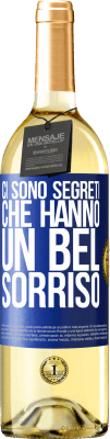 29,95 € Spedizione Gratuita | Vino bianco Edizione WHITE Ci sono segreti che hanno un bel sorriso Etichetta Blu. Etichetta personalizzabile Vino giovane Raccogliere 2024 Verdejo