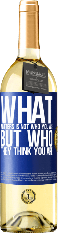 29,95 € Бесплатная доставка | Белое вино Издание WHITE Важно не то, кто вы есть, а то, кем вы себя считаете Синяя метка. Настраиваемая этикетка Молодое вино Урожай 2023 Verdejo