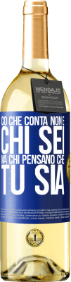 29,95 € Spedizione Gratuita | Vino bianco Edizione WHITE Ciò che conta non è chi sei, ma chi pensano che tu sia Etichetta Blu. Etichetta personalizzabile Vino giovane Raccogliere 2024 Verdejo