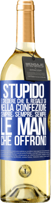 29,95 € Spedizione Gratuita | Vino bianco Edizione WHITE Stupido è credere che il regalo sia nella confezione. Sempre, sempre, sempre le mani che offrono Etichetta Blu. Etichetta personalizzabile Vino giovane Raccogliere 2024 Verdejo