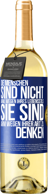 29,95 € Kostenloser Versand | Weißwein WHITE Ausgabe Die Menschen sind nicht arm, wegen ihres Lebensstils, sie sind arm, wegen ihrer Art zu denken Blaue Markierung. Anpassbares Etikett Junger Wein Ernte 2024 Verdejo