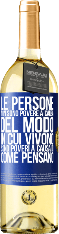 29,95 € Spedizione Gratuita | Vino bianco Edizione WHITE Le persone non sono povere a causa del modo in cui vivono. È povero a causa di come pensa Etichetta Blu. Etichetta personalizzabile Vino giovane Raccogliere 2024 Verdejo