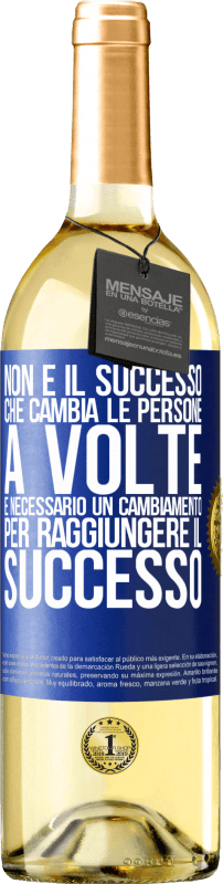 29,95 € Spedizione Gratuita | Vino bianco Edizione WHITE Non è il successo che cambia le persone. A volte è necessario un cambiamento per raggiungere il successo Etichetta Blu. Etichetta personalizzabile Vino giovane Raccogliere 2024 Verdejo