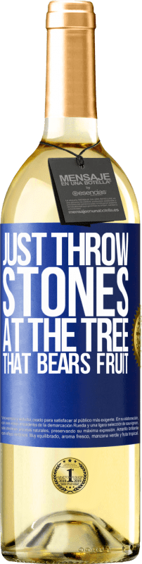 29,95 € Бесплатная доставка | Белое вино Издание WHITE Просто бросай камни в дерево, которое приносит плоды Синяя метка. Настраиваемая этикетка Молодое вино Урожай 2023 Verdejo