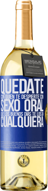 29,95 € Envío gratis | Vino Blanco Edición WHITE Quédate con quien te despierte con sexo oral, que los buenos días te los da cualquiera Etiqueta Azul. Etiqueta personalizable Vino joven Cosecha 2024 Verdejo