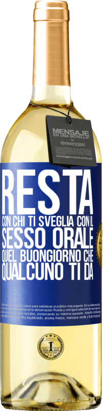 29,95 € Spedizione Gratuita | Vino bianco Edizione WHITE Resta con chi ti sveglia con il sesso orale, quel buongiorno che qualcuno ti dà Etichetta Blu. Etichetta personalizzabile Vino giovane Raccogliere 2024 Verdejo