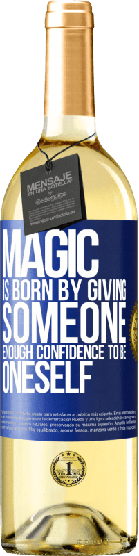 29,95 € Бесплатная доставка | Белое вино Издание WHITE Магия рождается, давая кому-то достаточно уверенности, чтобы быть собой Синяя метка. Настраиваемая этикетка Молодое вино Урожай 2023 Verdejo