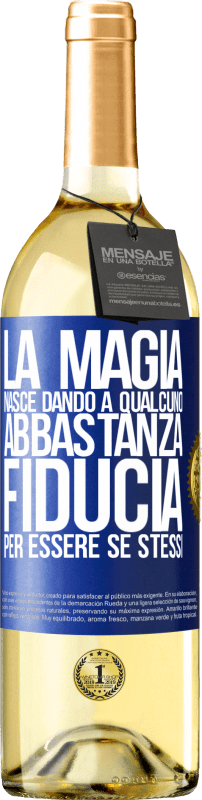 29,95 € Spedizione Gratuita | Vino bianco Edizione WHITE La magia nasce dando a qualcuno abbastanza fiducia per essere se stessi Etichetta Blu. Etichetta personalizzabile Vino giovane Raccogliere 2024 Verdejo