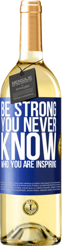 29,95 € Бесплатная доставка | Белое вино Издание WHITE Be strong. You never know who you are inspiring Синяя метка. Настраиваемая этикетка Молодое вино Урожай 2023 Verdejo