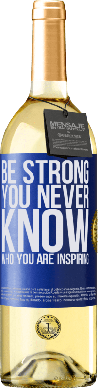 29,95 € Envío gratis | Vino Blanco Edición WHITE Be strong. You never know who you are inspiring Etiqueta Azul. Etiqueta personalizable Vino joven Cosecha 2023 Verdejo