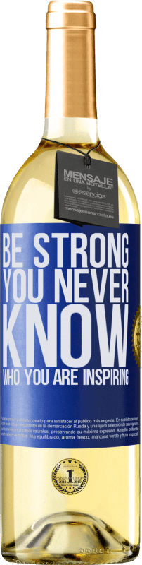 29,95 € Kostenloser Versand | Weißwein WHITE Ausgabe Be strong. You never know who you are inspiring Blaue Markierung. Anpassbares Etikett Junger Wein Ernte 2024 Verdejo