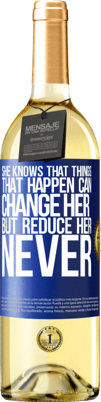 29,95 € Бесплатная доставка | Белое вино Издание WHITE Она знает, что вещи, которые случаются, могут изменить ее, но уменьшить ее, никогда Синяя метка. Настраиваемая этикетка Молодое вино Урожай 2023 Verdejo