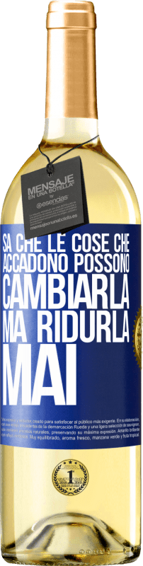 29,95 € Spedizione Gratuita | Vino bianco Edizione WHITE Sa che le cose che accadono possono cambiarla, ma ridurla, mai Etichetta Blu. Etichetta personalizzabile Vino giovane Raccogliere 2024 Verdejo