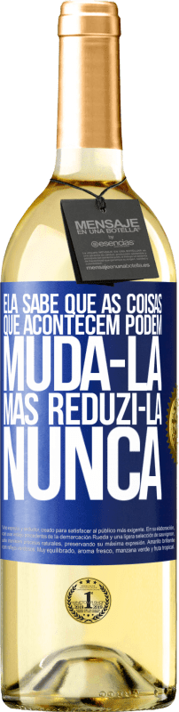 29,95 € Envio grátis | Vinho branco Edição WHITE Ela sabe que as coisas que acontecem podem mudá-la, mas reduzi-la, nunca Etiqueta Azul. Etiqueta personalizável Vinho jovem Colheita 2024 Verdejo