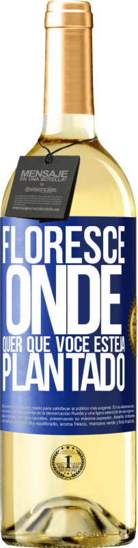 29,95 € Envio grátis | Vinho branco Edição WHITE Floresce onde quer que você esteja plantado Etiqueta Azul. Etiqueta personalizável Vinho jovem Colheita 2024 Verdejo