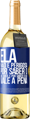 29,95 € Envio grátis | Vinho branco Edição WHITE Ela não é perigosa por saber o que quer, é por saber o que vale a pena Etiqueta Azul. Etiqueta personalizável Vinho jovem Colheita 2023 Verdejo