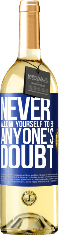 29,95 € Бесплатная доставка | Белое вино Издание WHITE Никогда не позволяйте себе быть чьим-либо сомнением Синяя метка. Настраиваемая этикетка Молодое вино Урожай 2023 Verdejo