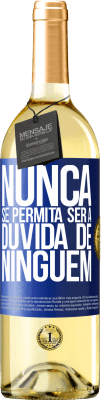 29,95 € Envio grátis | Vinho branco Edição WHITE Nunca se permita ser a dúvida de ninguém Etiqueta Azul. Etiqueta personalizável Vinho jovem Colheita 2024 Verdejo