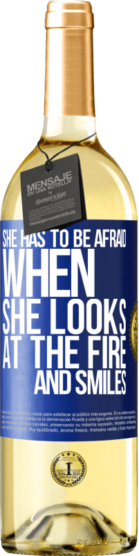 29,95 € Бесплатная доставка | Белое вино Издание WHITE Она должна бояться, когда она смотрит на огонь и улыбается Синяя метка. Настраиваемая этикетка Молодое вино Урожай 2023 Verdejo