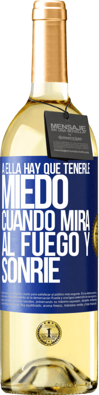 29,95 € Envío gratis | Vino Blanco Edición WHITE A ella hay que tenerle miedo cuando mira al fuego y sonríe Etiqueta Azul. Etiqueta personalizable Vino joven Cosecha 2024 Verdejo