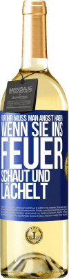 29,95 € Kostenloser Versand | Weißwein WHITE Ausgabe Vor ihr muss man Angst haben, wenn sie ins Feuer schaut und lächelt Blaue Markierung. Anpassbares Etikett Junger Wein Ernte 2023 Verdejo