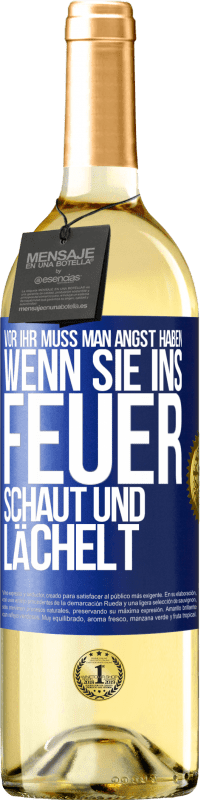 29,95 € Kostenloser Versand | Weißwein WHITE Ausgabe Vor ihr muss man Angst haben, wenn sie ins Feuer schaut und lächelt Blaue Markierung. Anpassbares Etikett Junger Wein Ernte 2024 Verdejo