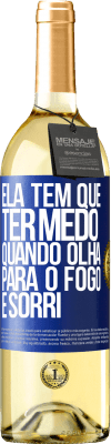 29,95 € Envio grátis | Vinho branco Edição WHITE Ela tem que ter medo quando olha para o fogo e sorri Etiqueta Azul. Etiqueta personalizável Vinho jovem Colheita 2023 Verdejo