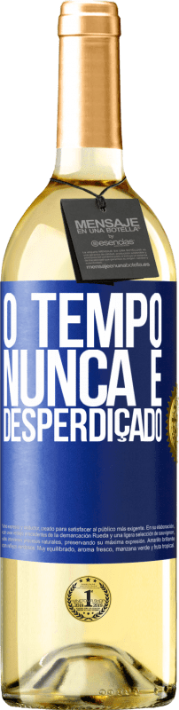 29,95 € Envio grátis | Vinho branco Edição WHITE O tempo nunca é desperdiçado Etiqueta Azul. Etiqueta personalizável Vinho jovem Colheita 2024 Verdejo