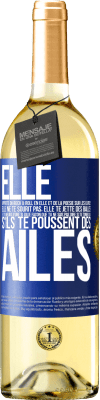 29,95 € Envoi gratuit | Vin blanc Édition WHITE Elle apporte du Rock & Roll en elle et de la poésie sur les lèvres. Elle ne te sourit pas, elle te jette des balles et tu meurs Étiquette Bleue. Étiquette personnalisable Vin jeune Récolte 2025 Verdejo