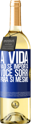 29,95 € Envio grátis | Vinho branco Edição WHITE A vida não se importa, você sorri para si mesmo Etiqueta Azul. Etiqueta personalizável Vinho jovem Colheita 2023 Verdejo