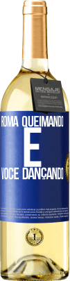 29,95 € Envio grátis | Vinho branco Edição WHITE Roma queimando e você dançando Etiqueta Azul. Etiqueta personalizável Vinho jovem Colheita 2023 Verdejo