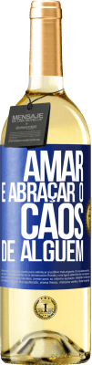 29,95 € Envio grátis | Vinho branco Edição WHITE Amar é abraçar o caos de alguém Etiqueta Azul. Etiqueta personalizável Vinho jovem Colheita 2023 Verdejo